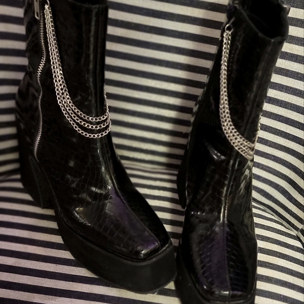 Dollskill boots